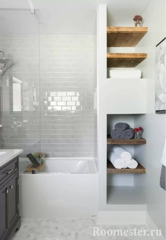 Дизайн маленькой ванной комнаты с удобным стеллажом