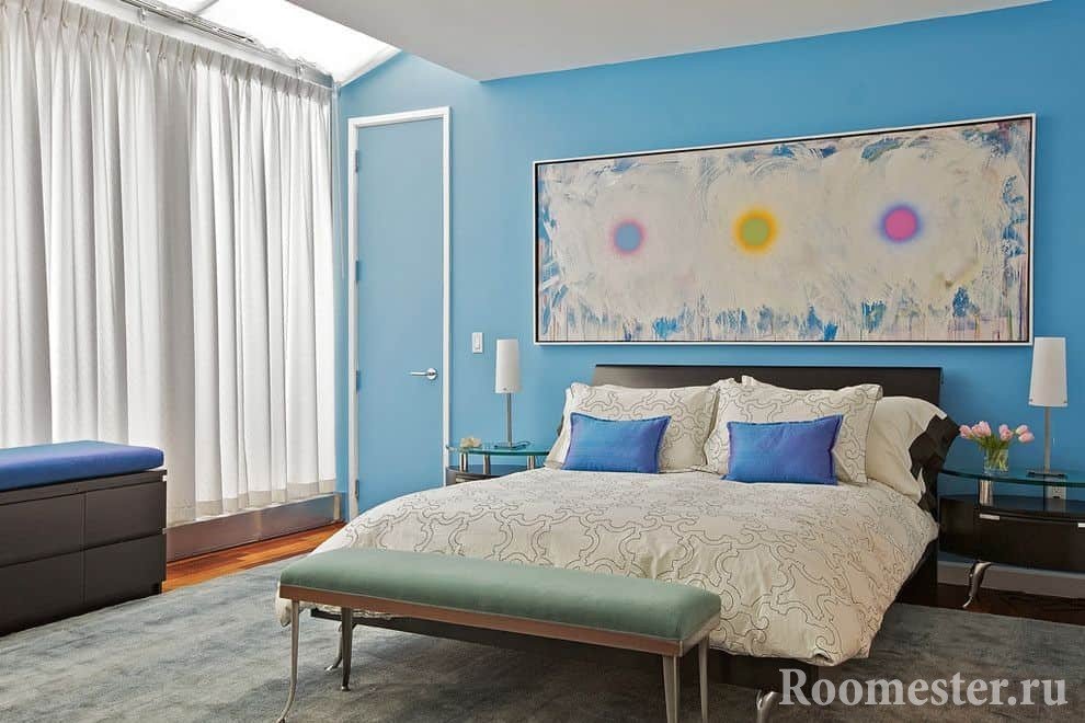 Светлая спальня с голубыми стенами