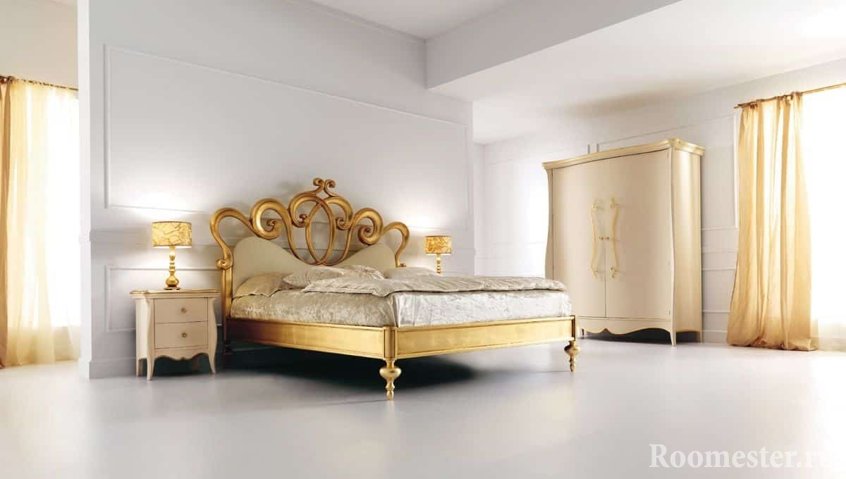 Просторная белая спальня в классическом дизайне