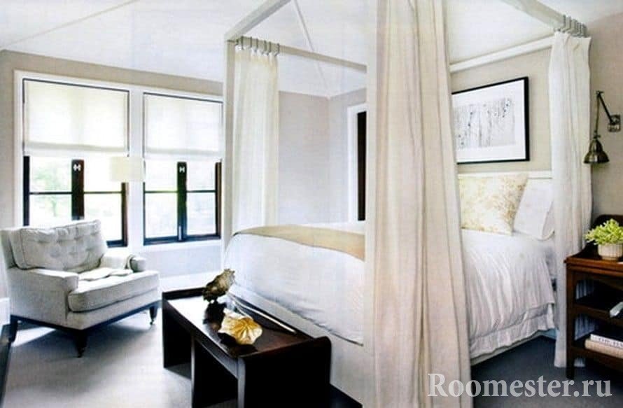 Классическая белая спальня с кроватью с балдахином