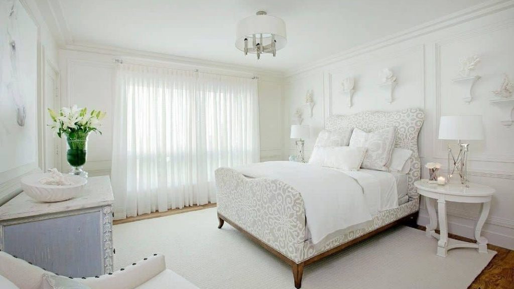 Дизайн белой спальни в классическом стиле