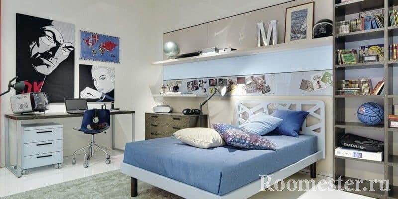 Светлый дизайн спальни для мальчика с рабочим местом, стеллажом и кроватью