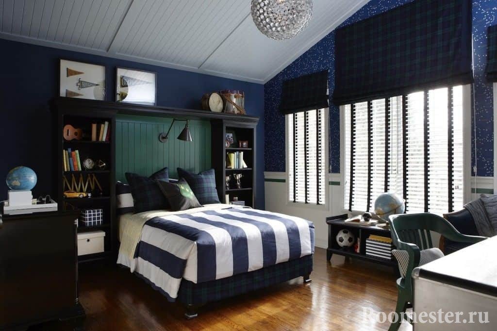 Большая спальня для мальчика в синих тонах
