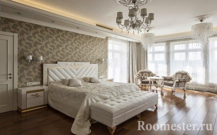 Отделка стен в данной спальне классического стиля произведена с помощью ткани