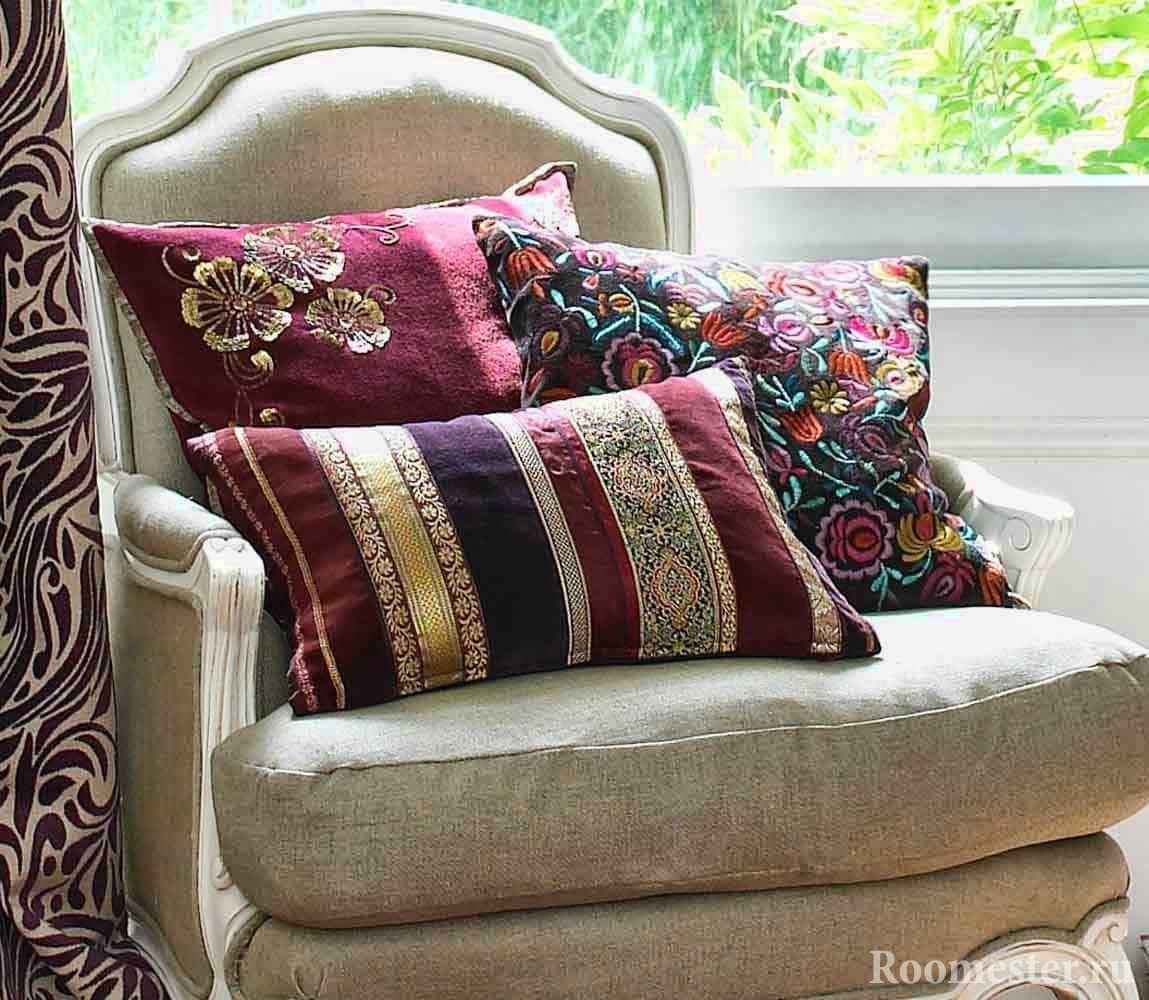 Декоративные подушки с вышивкой 