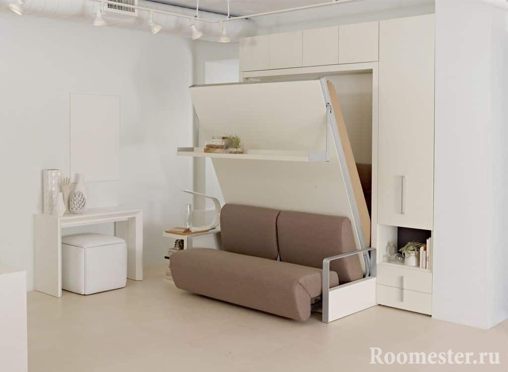 Трансформирующий диван-кровать в шкафу в маленькой квартире