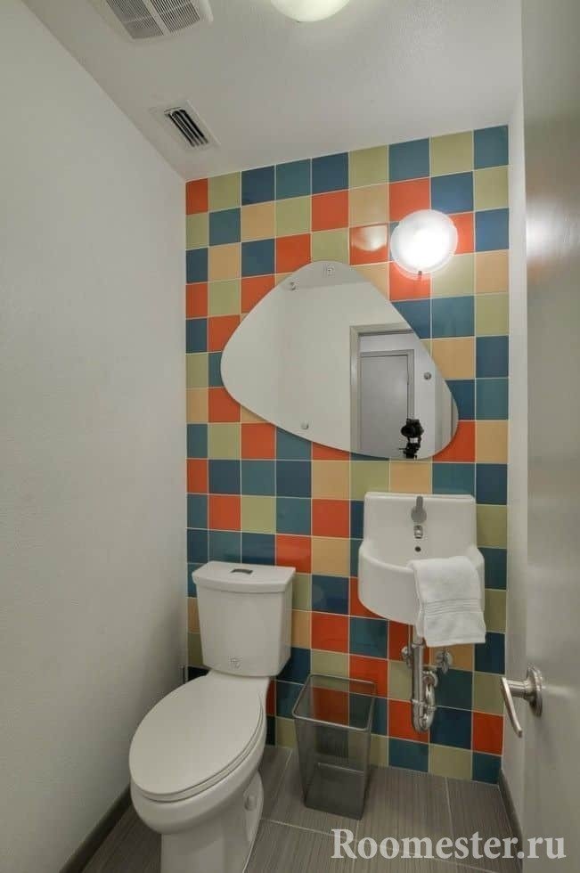 Меленький туалет с яркой плиткой и крашенными стенами 
