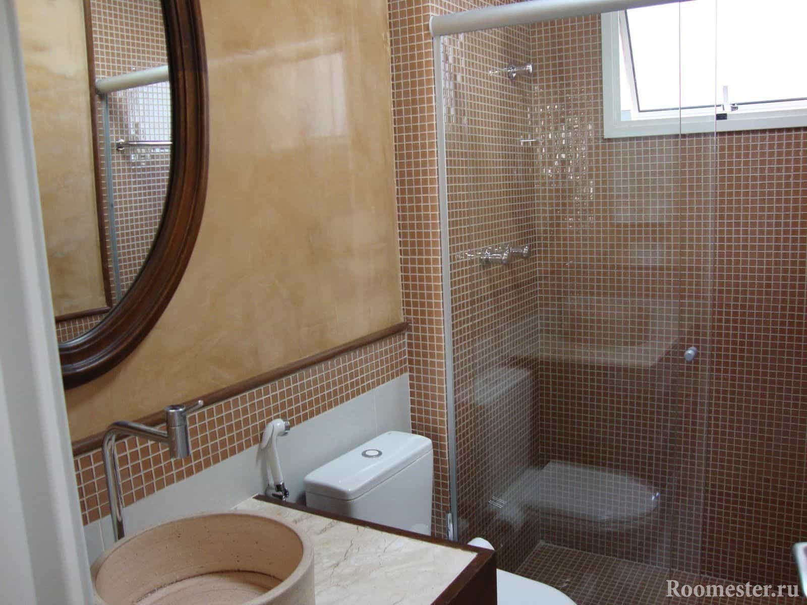 Мозаика популярна в отделке ванной комнаты в панельном доме