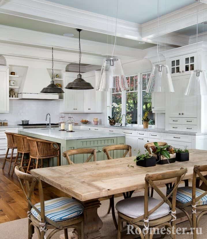 Белая кухня с деревянной мебелью