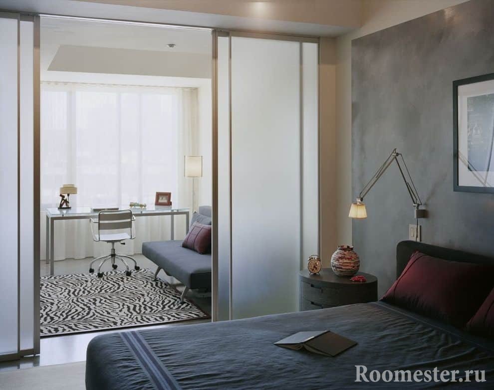 Раздвижные перегородки в дизайне спальни и гостиной в одной комнате