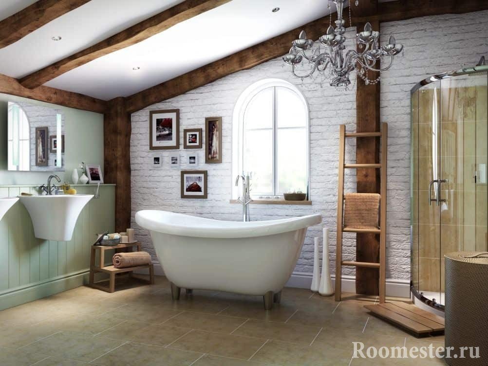 Ванная с потолочными балками и белым кирпичем