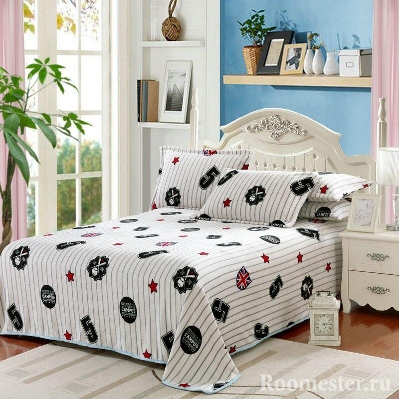 Кровать с подушками