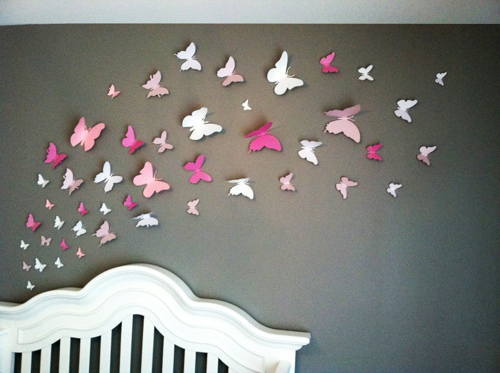 Бабочки из бумаги на стене