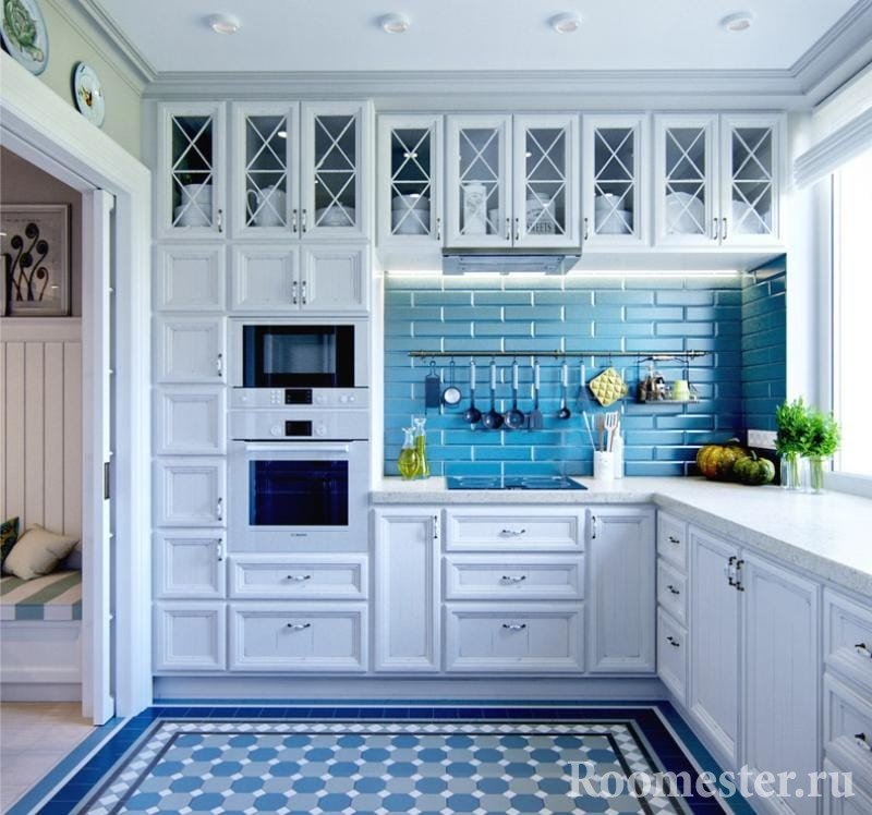 Кухня со стенами и полом голубого цвета