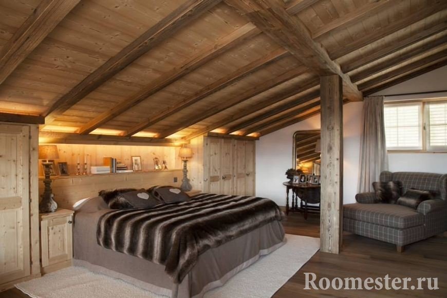 Спальня с мансардным деревянным потолком 