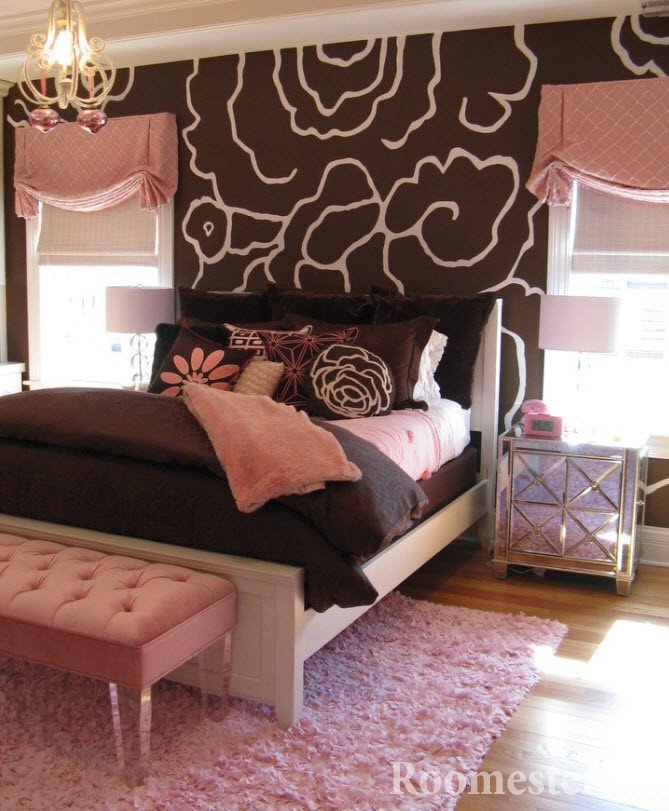 Розовый цвет в коричневой спальне