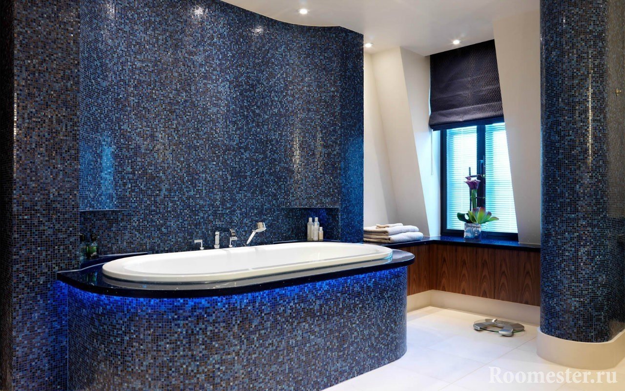 Темно-синяя мозаика в ванной комнате