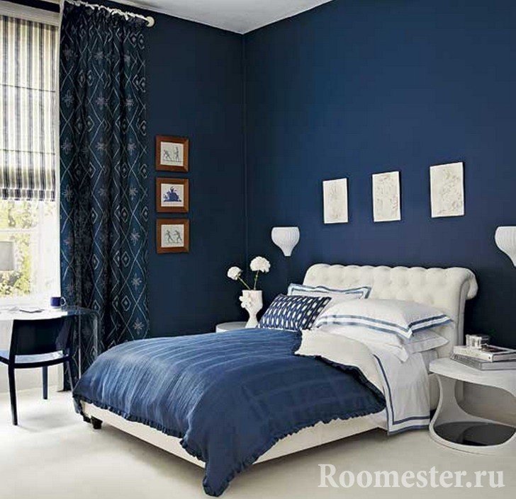 Синие стены и шторы в спальне