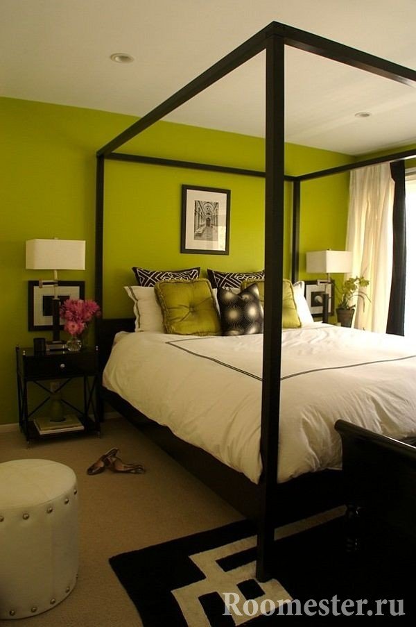 Спальня со стенами оливкового цвета
