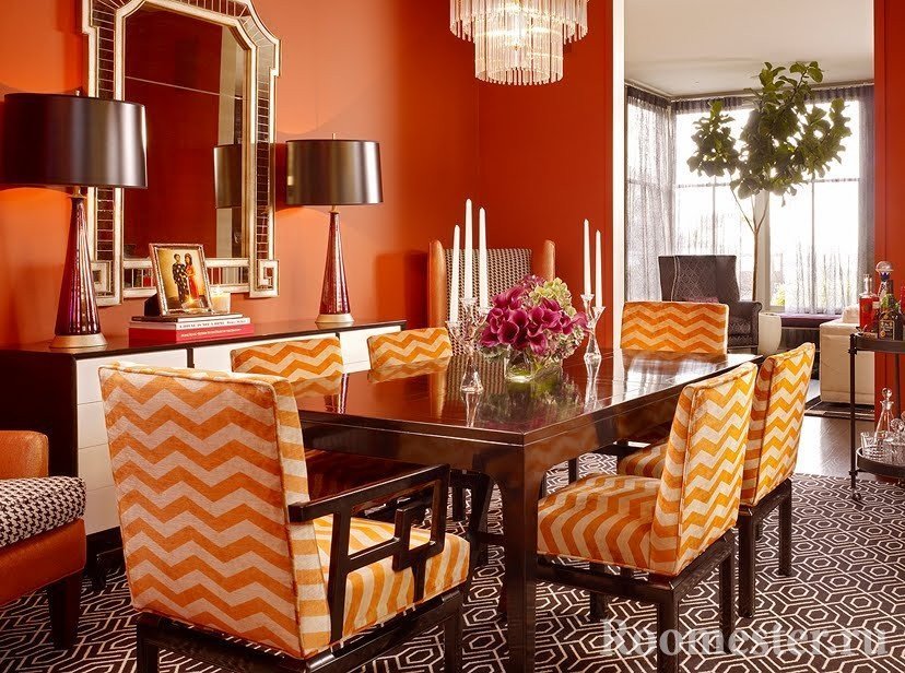 Оранжевые стулья в столовой