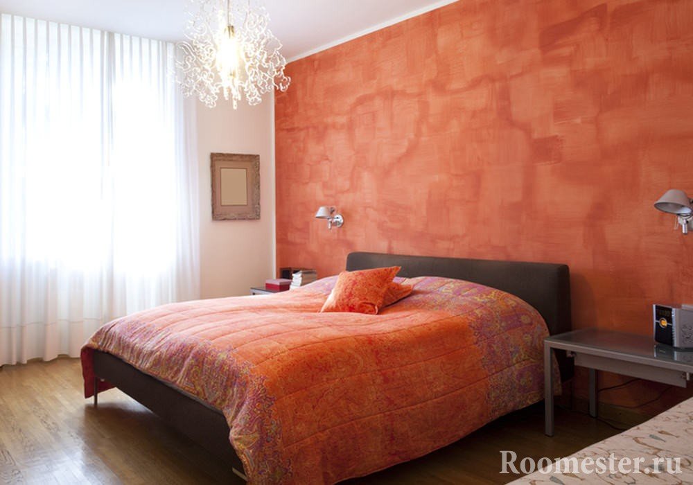 Оранжевая стена и текстиль в спальной комнаты
