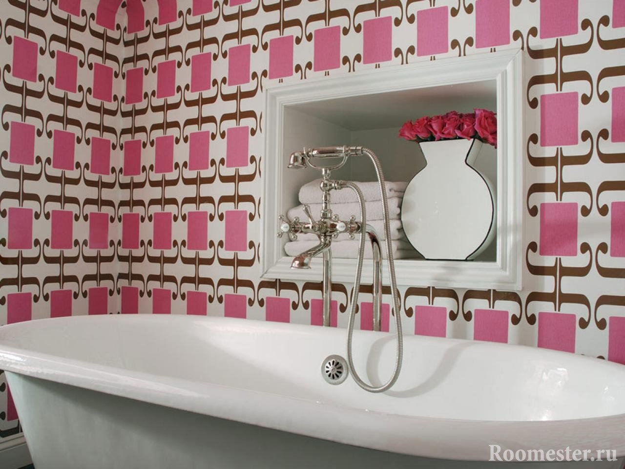 Ванная комната с отделкой стен в розовых цветах
