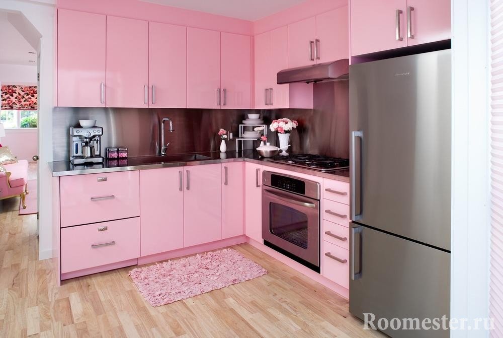 Розовые фасады кухни