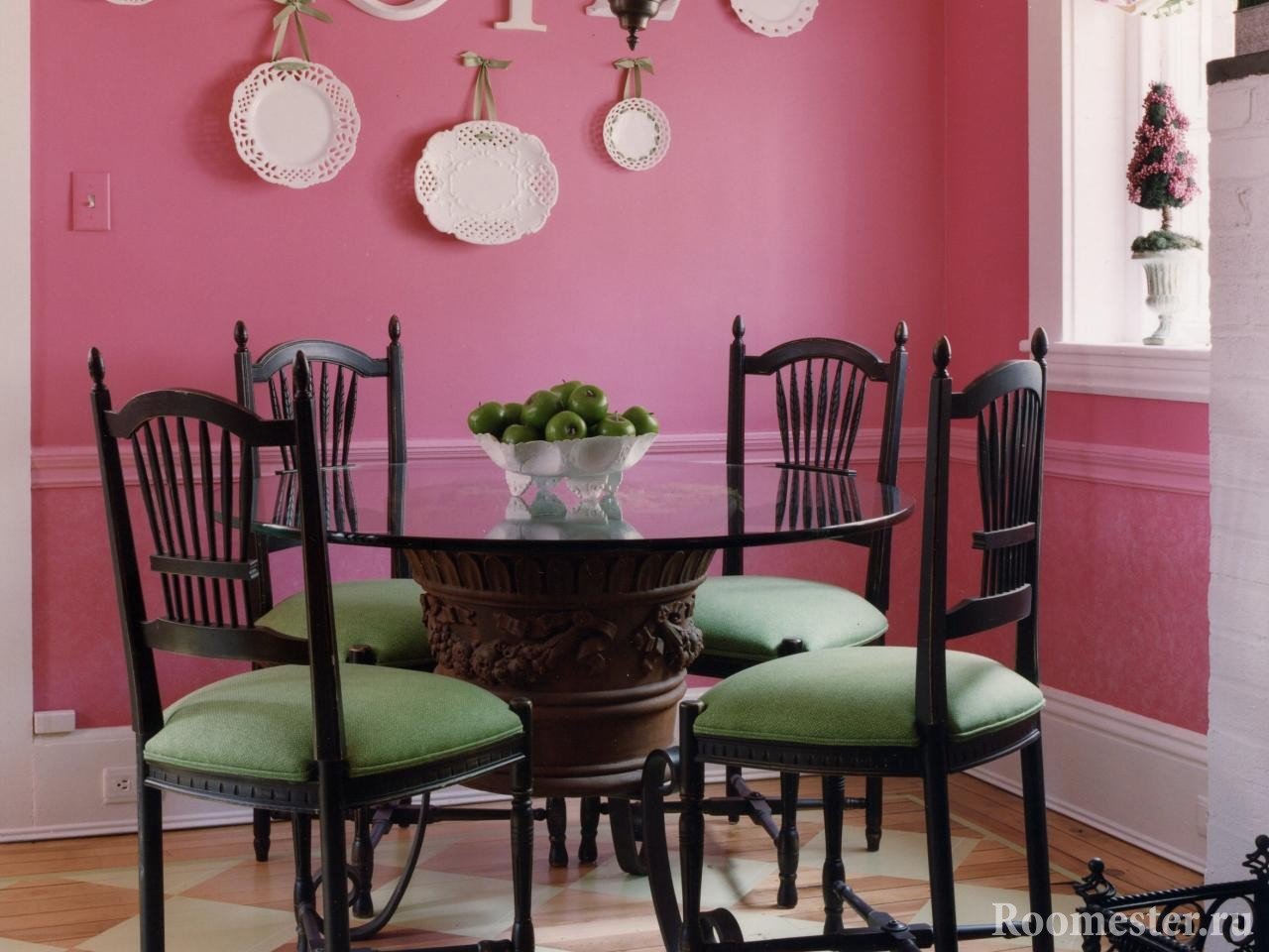 Сочетание зеленых стульев в розовой столовой