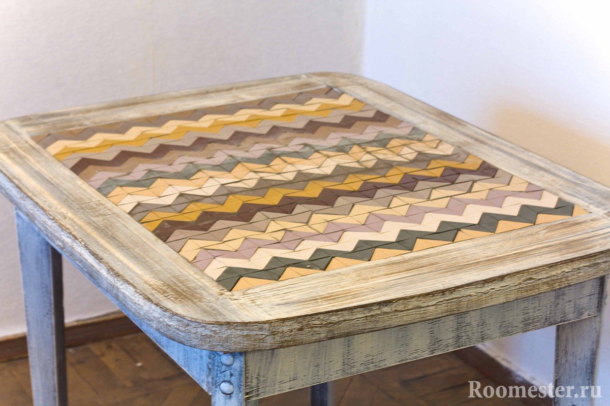 Состаренный стол с мозаикой