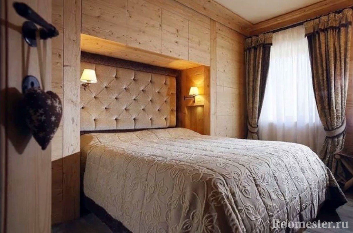 Спальня в нише из деревянных шкафов