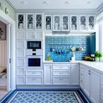 Синяя плитка в белой кухне