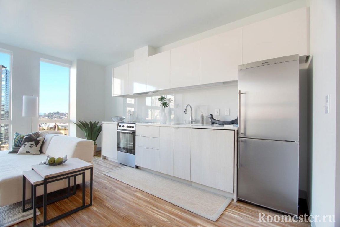 Белая кухня в интерьере с панорамными окнами