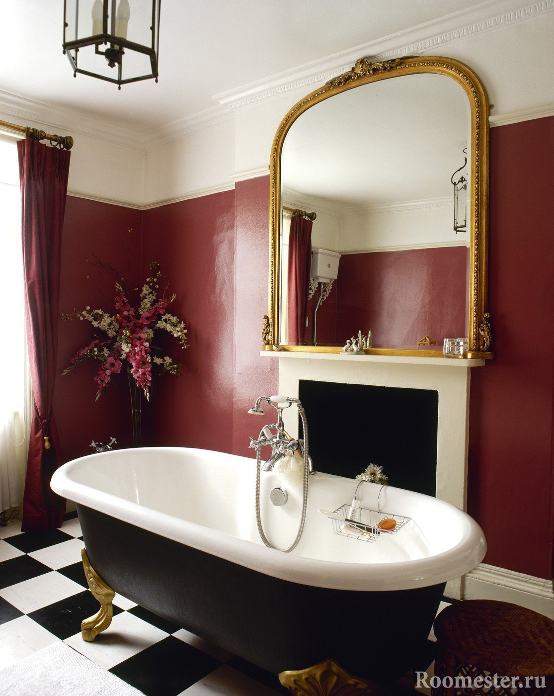 Стена бордового цвета в ванной