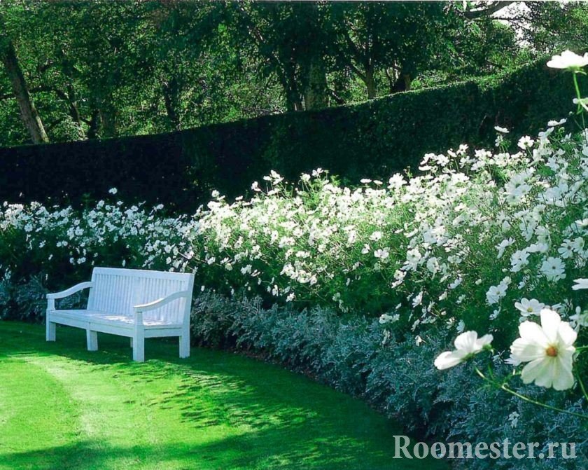 Белая скамья в саду