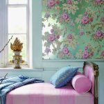 Мятная спальня в сочетании с яркими и нежными цветами