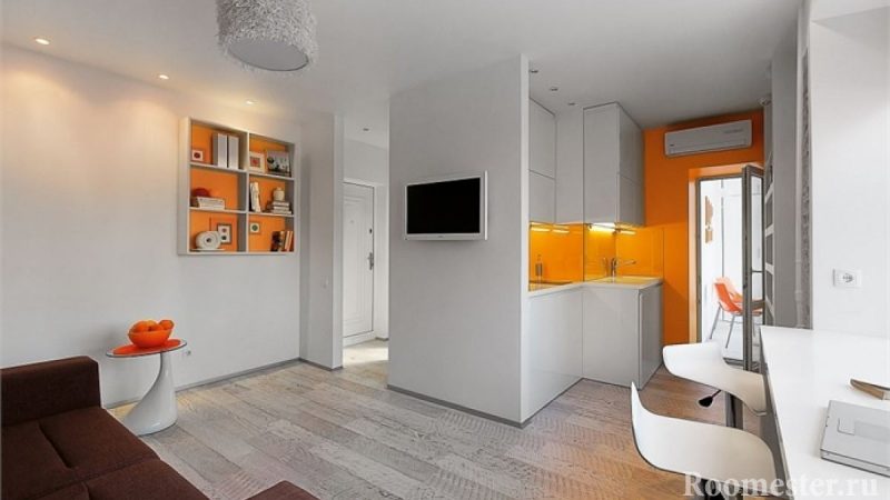 Квартира студия с балконом в бело-оранжевом цвете