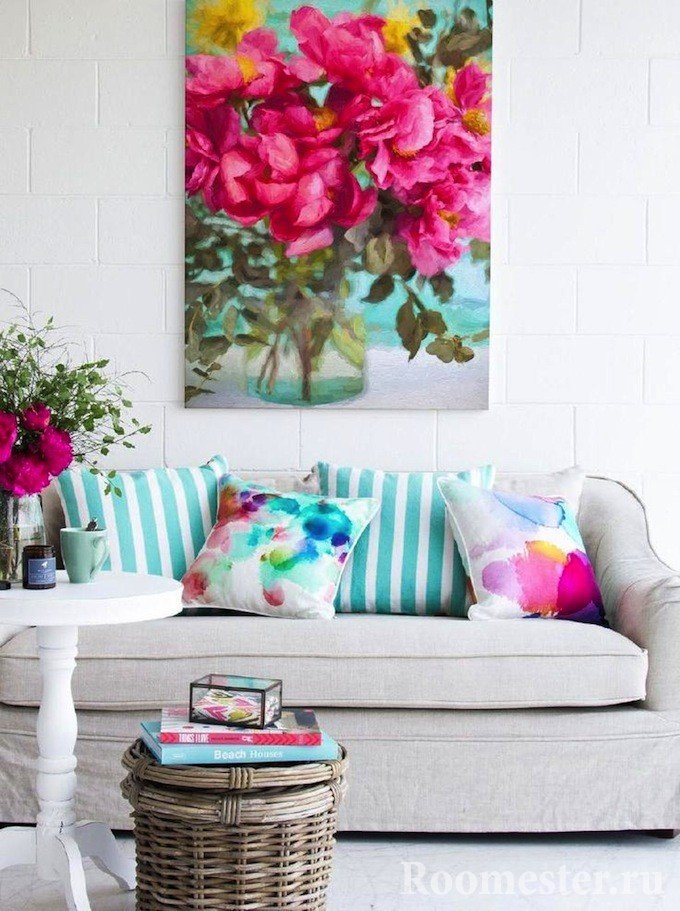 Картина с цветами в гостиной