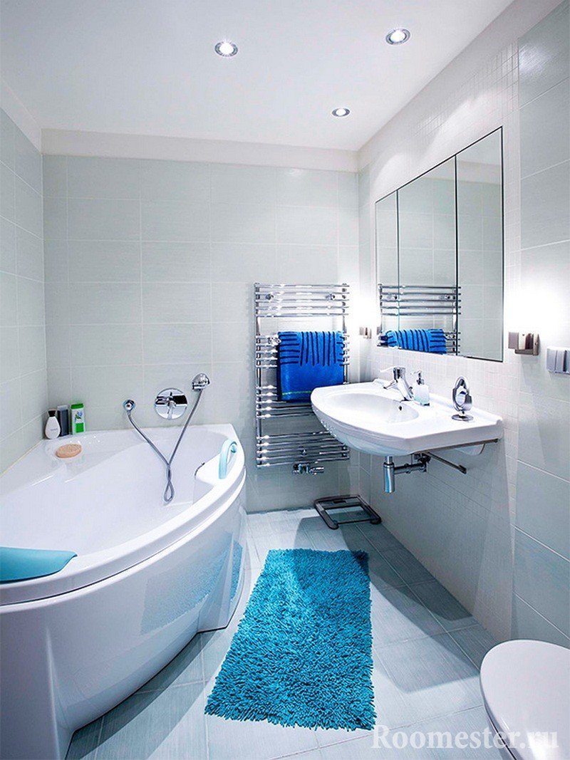 Синий коврик на полу в ванной