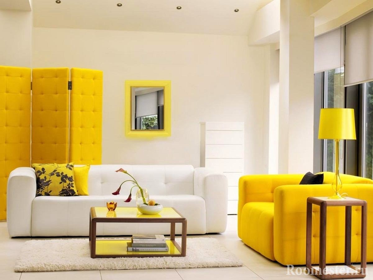 Сочетание белой и желтой мебели в интерьере