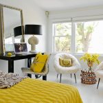 Белая спальня с желтым декором