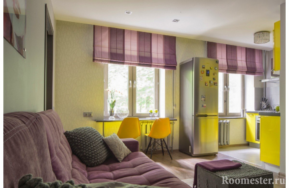 Фиолетовые шторы и диван и желтая мебель