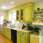 Мебель фисташкового цвета на кухне