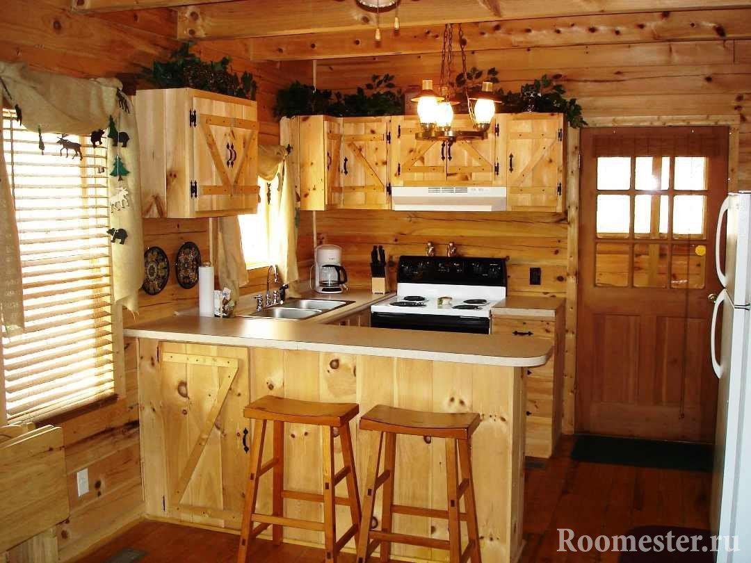 Деревянная мебель на кухне