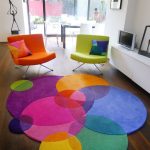 Интерьер с цветными креслами и ковром