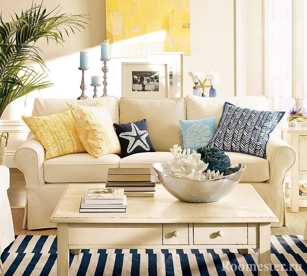 Белый диван, столик и полосатый ковер