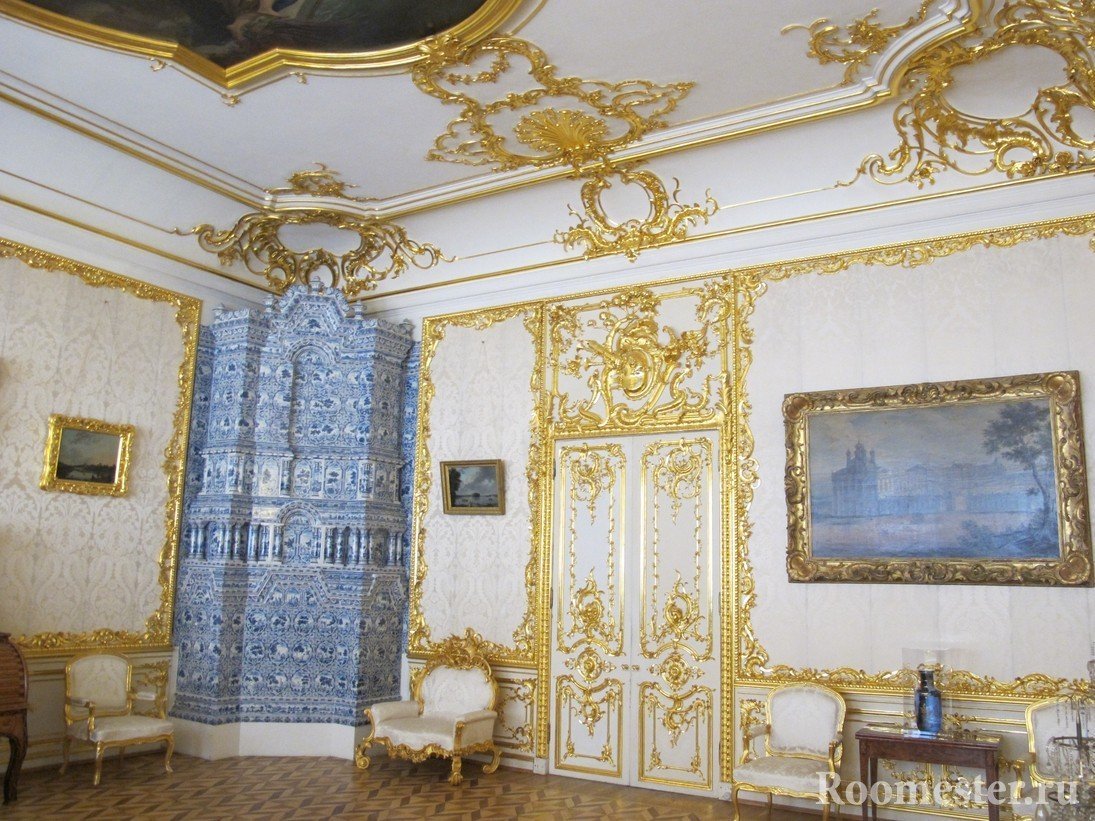 Белый интерьер комнаты с золотыми узорами