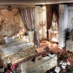 Спальня с богатым интерьером
