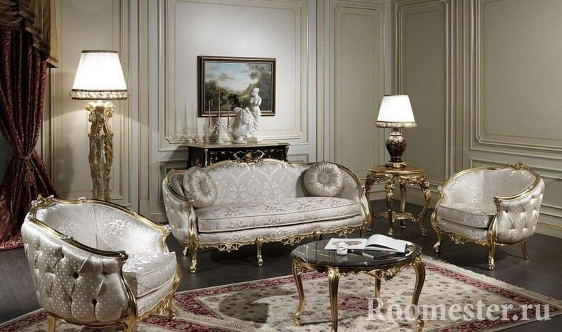 Комната с роскошной светлой мебелью и позолотой