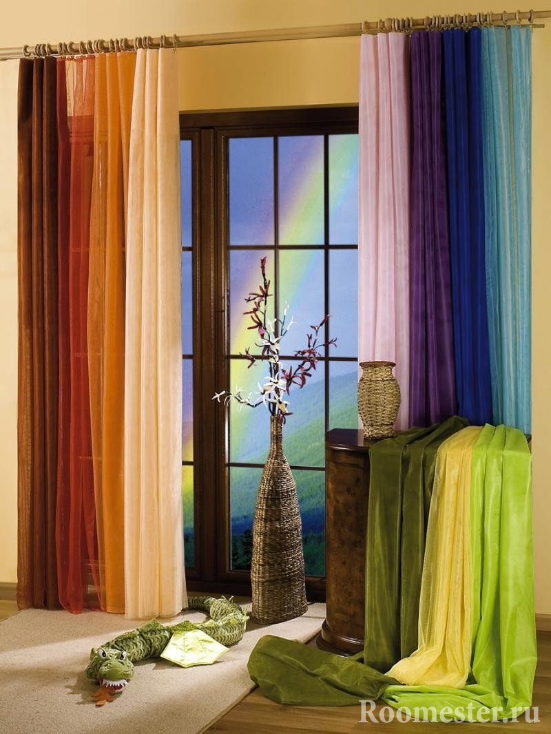 Разноцветные занавески на окне