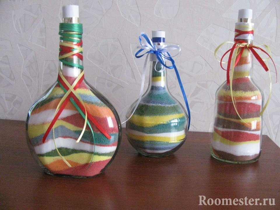 Бутылки разной формы с цветной солью